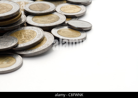 Den Rand von einem Haufen von aktuellen, modernen, Münzen mexikanischer Peso. Textfreiraum ist für den Designer auf der rechten Seite des Bildes gelassen worden. Stockfoto