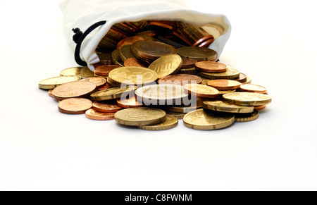 Ein Kunstleder, weiße Geldbeutel der modernen Euro-Münzen auf einer weißen Fläche heraus verschüttet. Stockfoto