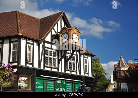 Altbau mit Uhr, London Road, Guildford, Surrey, England, Vereinigtes Königreich Stockfoto