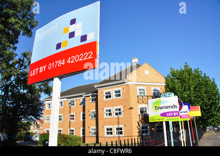 Immobilienmakler Zeichen außerhalb Wohnungen, Sunbury-on-Thames, Surrey, England, Vereinigtes Königreich Stockfoto