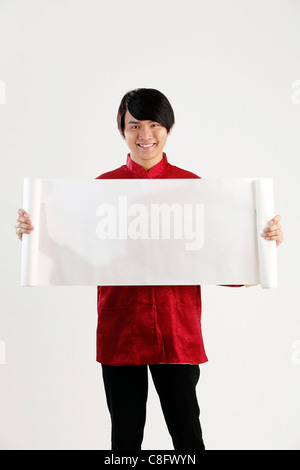 Mann in der chinesischen traditionellen Kleidung mit leeren banner Stockfoto