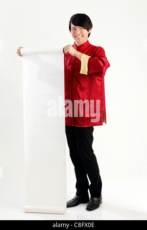 Mann in der chinesischen traditionellen Kleidung mit leeren banner Stockfoto