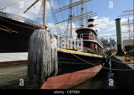 Der Schlepper, Helen McAllister, Baujahr 1900, abgeschleppt Kohle Lastkähne im Hafen von New York seit 55 Jahren. Es gehört heute zu einem Museum. Stockfoto