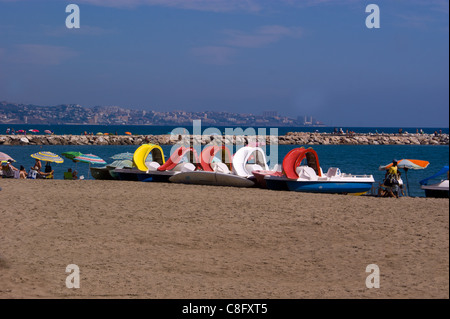 Bunte Tretboote am Strand in Fuengirola, Costa del Sol, Spanien Stockfoto