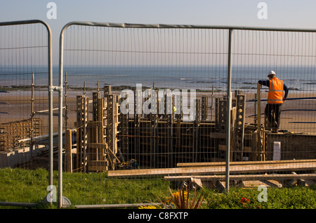 Handwerker IN FLUORESZIERENDE JACKE ÜBERWACHUNG DER ARBEIT ZUM MEER WAND- UND ABWEHRKRÄFTE in Seaton Carew HARTLEPOOL Stockfoto