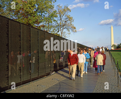 Vietnam Veterans Memorial Wall auf das Vietnam Veterans Memorial, National Mall, Washington DC, Vereinigte Staaten von Amerika Stockfoto