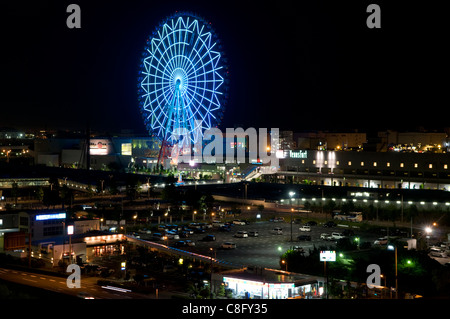 Die beleuchtete Riesenrad eine von Japans höchste, hoch aufragende über 115 Meter an der Unterhaltung Zone' Palette Town' in Odaiba künstliche Insel in der Bucht von Tokio Japan Stockfoto