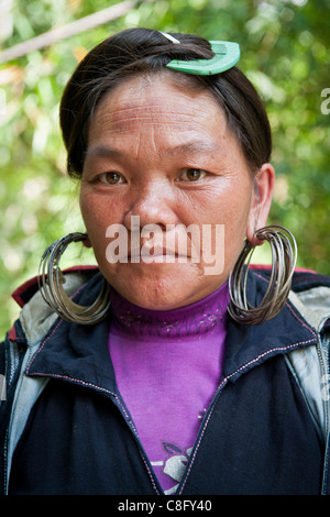 Frau vom Stamm schwarzen h ' Mong tragen traditionelle indigo blaue Kleidung, Nord-Vietnam Stockfoto