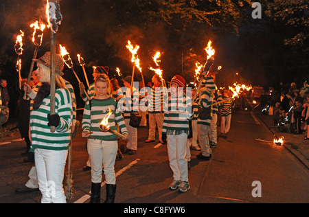 Die Nevill Juvenile Bonfire Gesellschaft Paraden in Lewes Eest Sussex heute Abend. Die Gesellschaft, die 1967 gegründet wurde, ist der traditionelle Beginn der lewes Lagerfeuer feiern ihren Höhepunkt in einer Reihe von Paraden auf der 5. November durch die Innenstadt Stockfoto