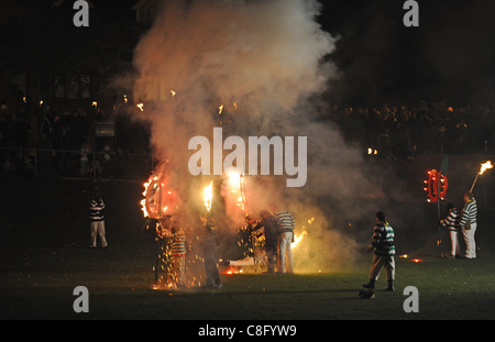 Die Nevill Juvenile Bonfire Gesellschaft Paraden in Lewes Eest Sussex heute Abend. Die Gesellschaft, die im Jahre 1967 gegründet wurde ist der traditionelle Beginn der Lewes Bonfire feiern ihren Höhepunkt in einer Reihe von Paraden am 5. November durch die Stadt Zentrum Foto von Simon Dack 22. Oktober 2011 Stockfoto