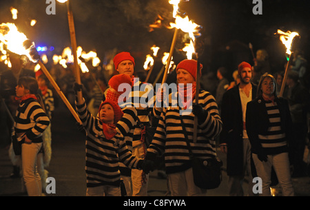 Die Nevill Juvenile Bonfire Gesellschaft Paraden in Lewes Eest Sussex heute Abend. Die Gesellschaft, die 1967 gegründet wurde, ist der traditionelle Beginn der lewes Lagerfeuer feiern ihren Höhepunkt in einer Reihe von Paraden auf der 5. November durch die Innenstadt Stockfoto