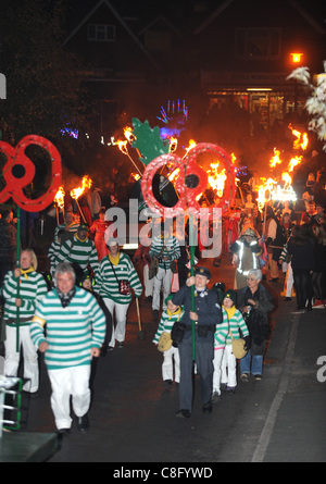 Die Nevill Juvenile Bonfire Gesellschaft Paraden in Lewes Eest Sussex heute Abend. Die Gesellschaft, die im Jahre 1967 gegründet wurde ist der traditionelle Beginn der Lewes Bonfire feiern ihren Höhepunkt in einer Reihe von Paraden am 5. November durch die Stadt Zentrum Foto von Simon Dack 22. Oktober 2011 Stockfoto