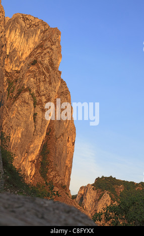 Abendlicht über einen symbolträchtigen Felsen in Turda Canyon. Stockfoto