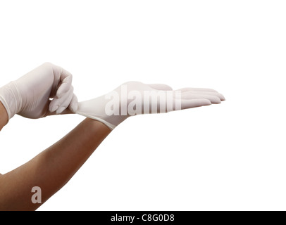 Frauenhand putting auf chirurgische Handschuhe-Isolierung über weißer Hintergrund Stockfoto