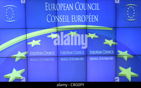 Justus-Lipsius-Gebäude des Rates der Europäischen Union und EU-Flaggen ...