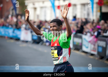 Äthiopische Läufer Haile Gebrselassie gewinnt die Bupa Great Run Birmingham, Birmingham, West Midlands, UK. Der Halbmarathon lief durch die Straßen von Birmingham. Stockfoto