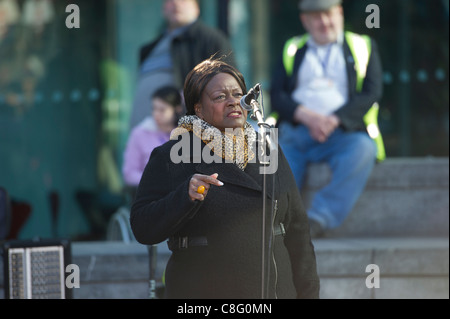 Jeannette Arnold, Vorsitzender der London Assembly und Montage Mitglied für NE London anlässlich der am härtesten getroffen rally in London Stockfoto