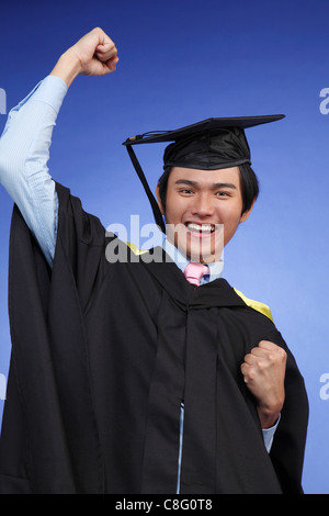 Vorderansicht des chinesischen graduierte Studenten glücklich und aufgeregt Stockfoto