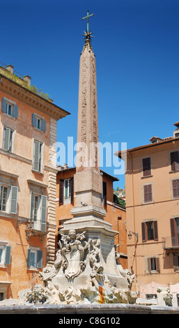 Brunnen in der Piazza della Rotonda vor dem Roman Pantheon das Pantheon (Fontana del Pantheon). Rom, Italien. Stockfoto