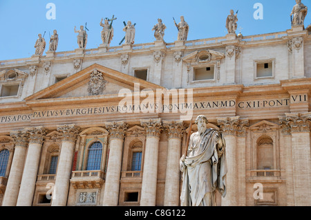 Statue des Apostels Paulus vor Fassade der Petersdom im Vatikan, Italien. Stockfoto