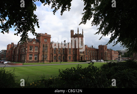 Queens University abgebildet ist, obwohl die Bäume in Belfast, Nordirland Stockfoto