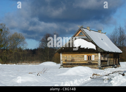 Traditionellen alten polnischen Dorf in Winterlandschaft Stockfoto