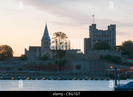 Rochester Castle und Kathedrale am Ufer des Flusses Medway in Kent Stockfoto