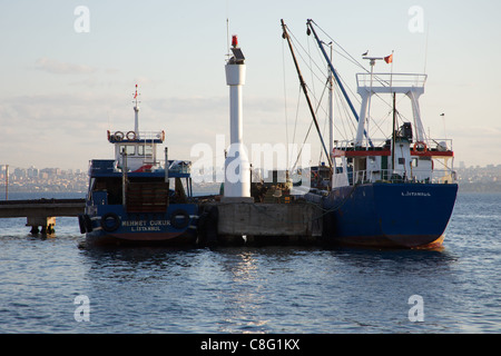 Großen Angelboote/Fischerboote angedockt am Pier auf der Insel Heybeliada mit asiatischen Seite von Istanbul im Hintergrund Stockfoto