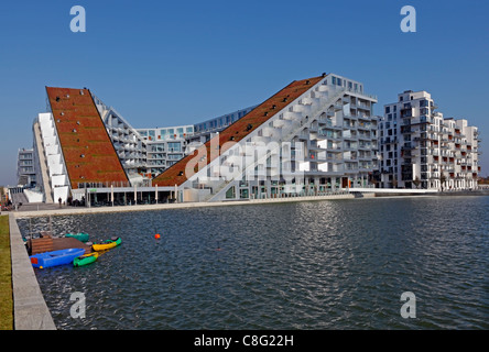 Die 8 Haus - durch die international bekannte und anerkannte Architekten, Bjarke Ingels Group, groß ausgelegt. Moderne Architektur. Ruderboote Stockfoto