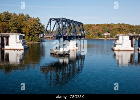 Rose Punkt Swing Bridge in der Nähe von Perry Sound; Georgian Bay am Lake Huron im Herbst Stockfoto