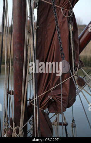 Nahaufnahme von Segel und Takelage, auf einem historischen Segeln Lastkahn Snape Maltings, Snape, Suffolk, UK Stockfoto