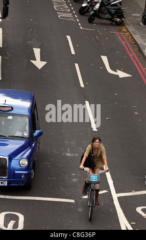 Blick hinunter auf einen Radfahrer entlang einer Straße in London reisen Stockfoto