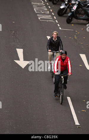 Blick hinunter auf zwei Radfahrer entlang einer Straße in London reisen Stockfoto