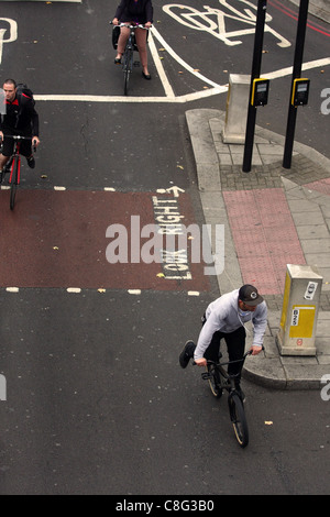 Drei Fahrer, die Anrechnung von Ampeln in London, die gerade grün Stockfoto