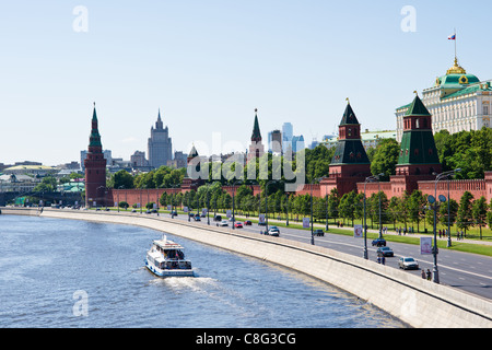 Die klassische Ansicht der Moskauer Kreml und der Moskwa mit einem Schiff. Stockfoto