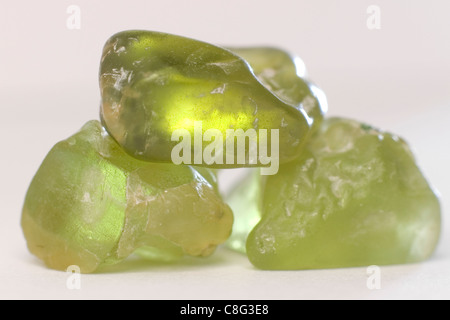 Natürliche grobe Peridot Kristalle Stockfoto