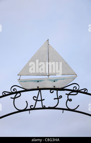 Reich verzierten schmiedeeisernen Schild 'CAFE', mit weißen Yacht oben, Southwold Modell Yacht Teich Cafe, Suffolk, UK Stockfoto