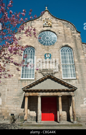 Canongate Kirk, Edinburgh, Schottland im Frühjahr mit strahlend blauem Himmel und Kirschblüte. Fassade mit Portikus. Stockfoto