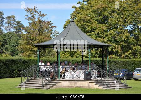 eine Band spielt auf ein Sommer-Nachmittag in Cirencester Band stehen in der Abtei Gründen Cotswold uk Stockfoto