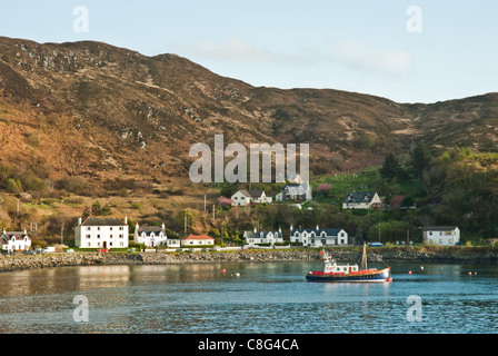 Mallaig, Highlands, Schottland, Fischerdorf, Häuser und Hafen mit Hügeln hinten, genommen vom Meer entfernt. Stockfoto