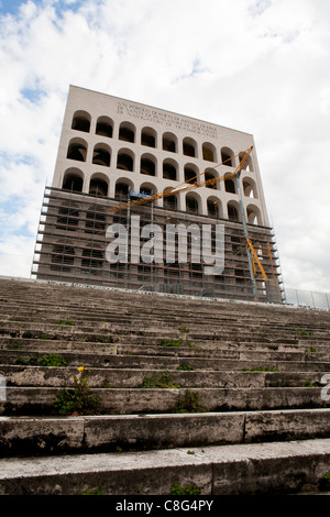 Gerüst und Kran auf den Palazzo della Civiltà Italiana, Rom, Italien, Europa Stockfoto