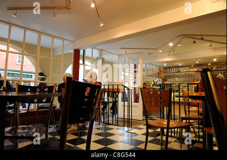 Tische und Stühle in einem walisischen Café uk Stockfoto