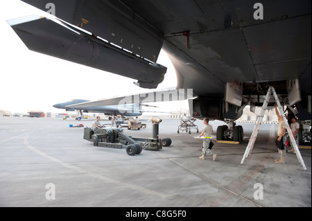 Die Flieger mit der 37. Flugzeugwartungseinheit laden GBU-38s auf einen B-1B Lancer am 11. November 2009 auf einem Flugstützpunkt in Südwestasien. Die Multimission B-1 trägt die größte Nutzlast an geführten und nicht geführten Waffen im Inventar der Air Force und ist das Rückgrat der amerikanischen Langstreckenbomberwaffe. Die Airmen werden von der Ellsworth Air Force Base, S.D., zur Unterstützung der Operationen Iraqi Freedom und Enduring Freedom eingesetzt. Stockfoto