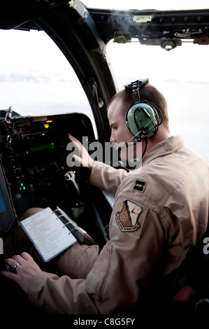 Capt. Tim Menges, 37. Expeditionary Bomb Squadron Co-Pilot, führt Vorflugkontrollen an einem B-1B Lancer 11. November 2009 auf einem Luftstützpunkt in Südwestasien. Die Multimission B-1 ist das Rückgrat der amerikanischen Langstreckenbomber-Kraft. Kapitän Menges wird von der Ellsworth Air Force Base, S.D., zur Unterstützung der Operationen Iraqi Freedom und Enduring Freedom eingesetzt. Stockfoto