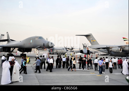 Menschenmassen versammeln sich im Verteidigungsministerium statisches Display Flugzeuge 15. November 2009 während der Dubai Air Show in den Vereinigten Arabischen Emiraten. Die Flugschau fand auf der Dubai International Airport Expo statt und zeigte Flugzeuge wie den B-1B Lancer, C-17 Globemaster III, F-15E Strike Eagle und den C-130J Hercules. Stockfoto