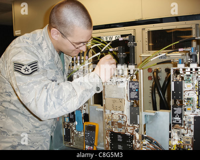 Staff Sgt Karl Muench Jr. macht Frequenz Anpassungen zu einem B-1 b Lancer Band 4-8 Empfänger auf einem Prüfstand montiert. Stockfoto