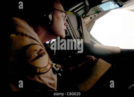 Patrick Sosinski Uhren aus einer KC-135 Stratotanker wie bewegt sich ein Flugzeug in Position für das Betanken Stockfoto