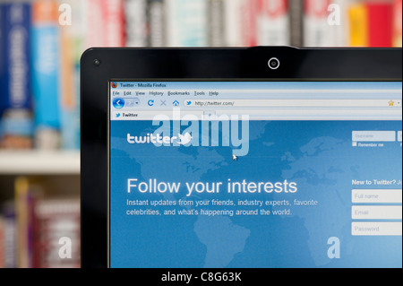 Die Twitter-Webseite erschossen vor einem Bücherregal-Hintergrund (nur zur redaktionellen Verwendung: print, TV, e-Book und redaktionelle Webseite). Stockfoto