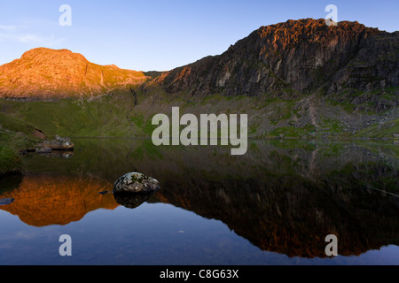 Harrison Stickle & Pavey Ark über scheut Tarn im englischen Lake District bei Sonnenaufgang. Stockfoto