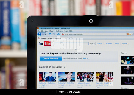 Die YouTube-Website erschossen vor einem Bücherregal-Hintergrund (nur zur redaktionellen Verwendung: print, TV, e-Book und redaktionelle Webseite). Stockfoto